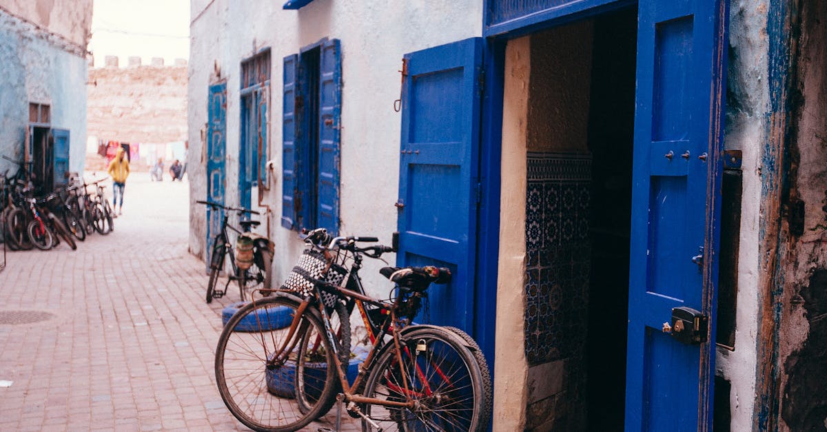 découvrez essaouira, perle du maroc, ville classée au patrimoine mondial de l'unesco, célèbre pour ses remparts historiques, ses plages envoûtantes et son ambiance artistique unique. plongez dans la culture marocaine, les souks colorés et savourez des délices culinaires dans cette destination fascinante.