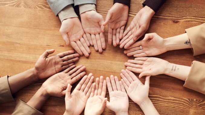 découvrez l'importance de la solidarité dans notre société moderne. explorez comment l'entraide et le soutien mutuel renforcent nos liens et favorisent un avenir meilleur pour tous.