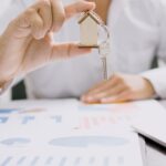 découvrez tout ce qu'il faut savoir sur l'assurance construction : protection des travaux, garanties essentielles, et conseils pour choisir la couverture adaptée à vos projets de construction.