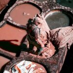 découvrez l'art de la teinture du cuir : techniques, astuces et conseils pour personnaliser vos créations en cuir. apprenez à choisir les teintures adaptées et à obtenir des résultats professionnels chez vous.