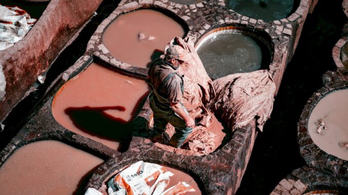 leather dyeing découvrez l'art de la teinture du cuir : techniques, astuces et conseils pour personnaliser vos créations en cuir. apprenez à choisir les teintures adaptées et à obtenir des résultats professionnels chez vous.