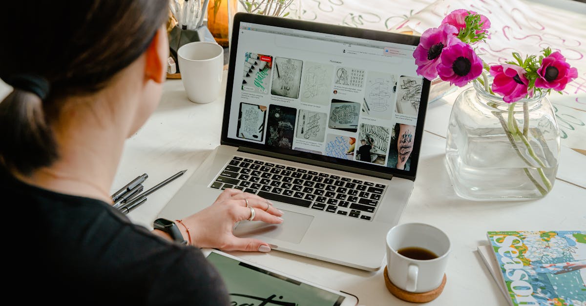 découvrez les techniques et astuces pour l'écriture de la main gauche. apprenez à améliorer votre écriture, à choisir les bons outils et à surmonter les défis uniques auxquels font face les gauchers. transformez votre expérience d'écriture pour plus de confort et de fluidité.