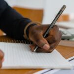 découvrez des conseils et techniques pour améliorer l'écriture des gauchers. apprenez à surmonter les défis spécifiques et à développer un style d'écriture fluide et confortable. que vous soyez un étudiant ou un professionnel, optimisez votre écriture avec nos astuces spécialement conçues pour les gauchers.