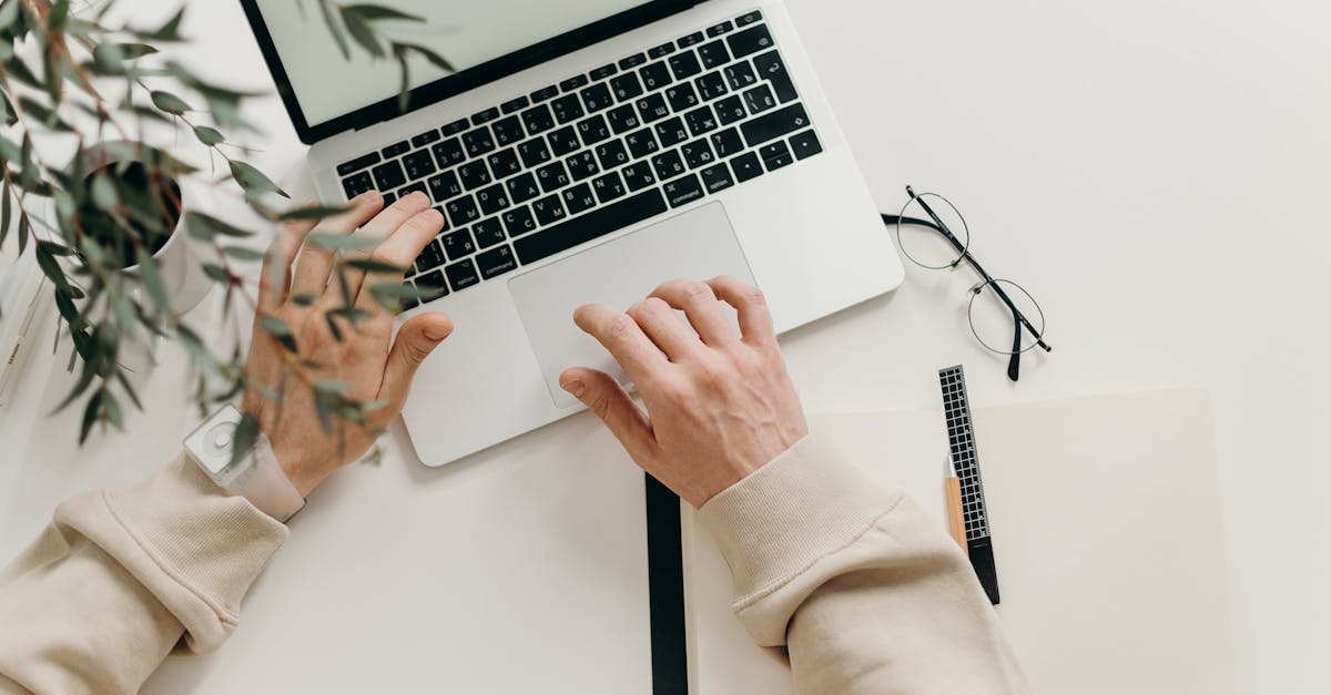 découvrez nos conseils pour l'écriture en tant que gaucher. apprenez des techniques et des astuces pour améliorer votre confort et votre fluidité lors de l'écriture. que vous soyez débutant ou expérimenté, retrouvez des ressources adaptées à votre main gauche.