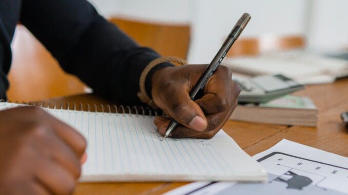 left-handed writing découvrez des conseils et techniques pour améliorer l'écriture des gauchers. apprenez à surmonter les défis spécifiques et à développer un style d'écriture fluide et confortable. que vous soyez un étudiant ou un professionnel, optimisez votre écriture avec nos astuces spécialement conçues pour les gauchers.