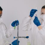 découvrez l'acide azélaïque, un ingrédient clé pour améliorer la texture de votre peau, réduire l'acné et atténuer les taches pigmentaires. apprenez comment l'intégrer dans votre routine de soins pour des résultats éclatants.