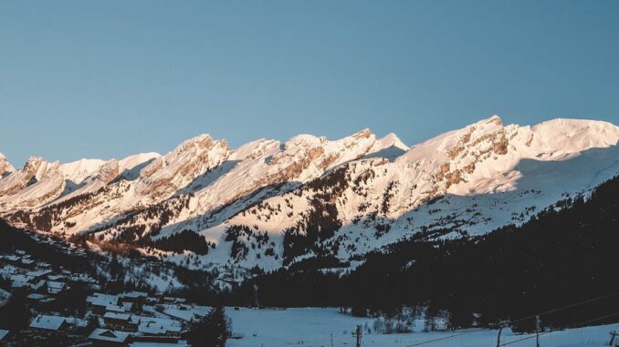 clusaz découvrez la clusaz, station de ski emblématique des alpes françaises, offrant des paysages à couper le souffle, des pistes variées pour skieurs de tous niveaux et une ambiance chaleureuse. profitez d'activités en plein air tout au long de l'année, de la détente dans des spas de montagne, et d'une gastronomie savoureuse dans ses chalets traditionnels.