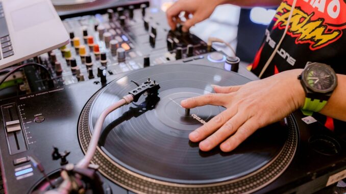 dj equipment découvrez notre large gamme d'équipements dj, incluant platines, mixers, enceintes et accessoires pour les passionnés de musique. équipez-vous des meilleurs matériels pour faire vibrer vos soirées et événements avec des performances de qualité professionnelle.