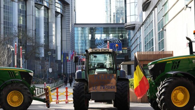 farmers' protest découvrez les enjeux et les revendications des agriculteurs lors de la protestation des fermiers, un événement marquant qui met en lumière leur lutte pour des conditions de travail équitables et une agriculture durable.