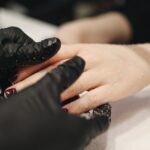 découvrez notre crème hydratante pour les mains, spécialement formulée pour nourrir et protéger votre peau. sa texture veloutée pénètre rapidement, laissant vos mains douces, lisses et revitalisées. idéale pour un usage quotidien, elle s'adapte à tous types de peau.