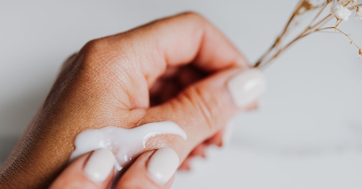 découvrez notre crème pour les mains nourrissante et réparatrice, formulée pour hydrater intensément et protéger votre peau contre les agressions extérieures. offrez à vos mains un soin luxueux et laissez-les douces et veloutées au quotidien.