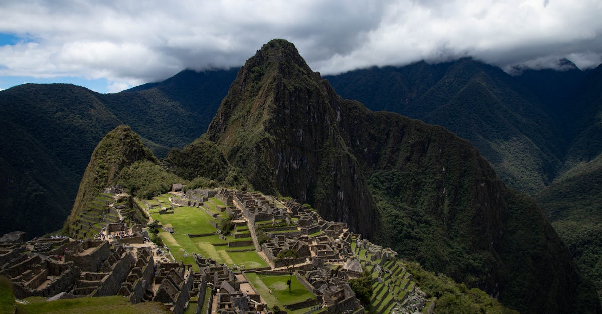 découvrez machu picchu, l'emblématique cité inca perchée dans les montagnes péruviennes. explorez son histoire fascinante, admirez ses paysages à couper le souffle et plongez dans la culture andine à travers cette merveille du monde.