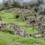 découvrez machu picchu, l'ancienne cité inca perchée dans les andes péruviennes. explorez ses fascinantes ruines, profitez de paysages à couper le souffle et plongez dans l'histoire captivante de cette merveille du monde.