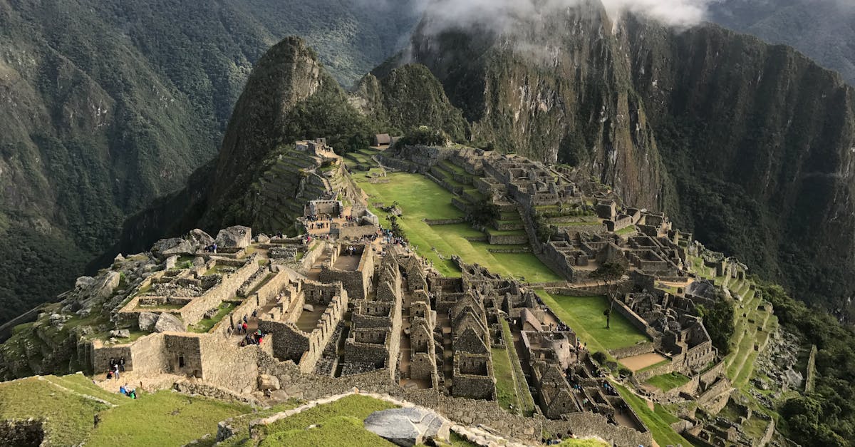 découvrez machu picchu, la merveille du monde ancien nichée dans les andes péruviennes. explorez ses temples mystiques, ses paysages époustouflants et l'histoire fascinante de cette cité inca emblématique. parfait pour les aventuriers et les passionnés de culture!