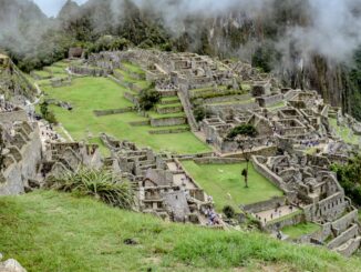 découvrez machu picchu, l'ancienne cité inca perchée dans les andes péruviennes. explorez ses fascinantes ruines, profitez de paysages à couper le souffle et plongez dans l'histoire captivante de cette merveille du monde.