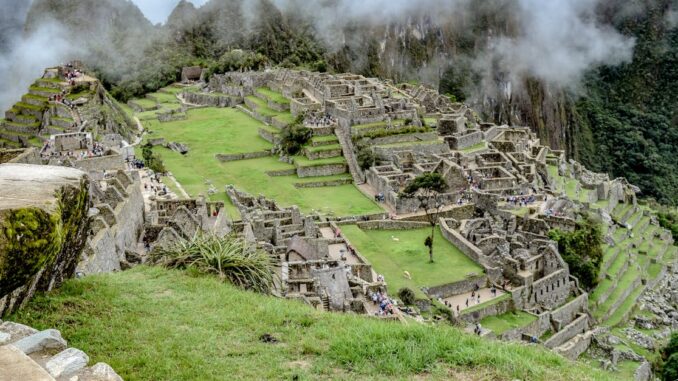 machu picchu découvrez machu picchu, l'ancienne cité inca perchée dans les andes péruviennes. explorez ses fascinantes ruines, profitez de paysages à couper le souffle et plongez dans l'histoire captivante de cette merveille du monde.