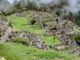 découvrez machu picchu, l'ancienne cité inca perchée dans les andes péruviennes. explorez ses fascinantes ruines, profitez de paysages à couper le souffle et plongez dans l'histoire captivante de cette merveille du monde.