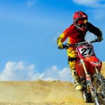 découvrez l'univers passionnant du motocross : des conseils pour débutants, des techniques de conduite, les meilleures motos et tout ce qu'il faut savoir pour pratiquer ce sport extrême en toute sécurité.