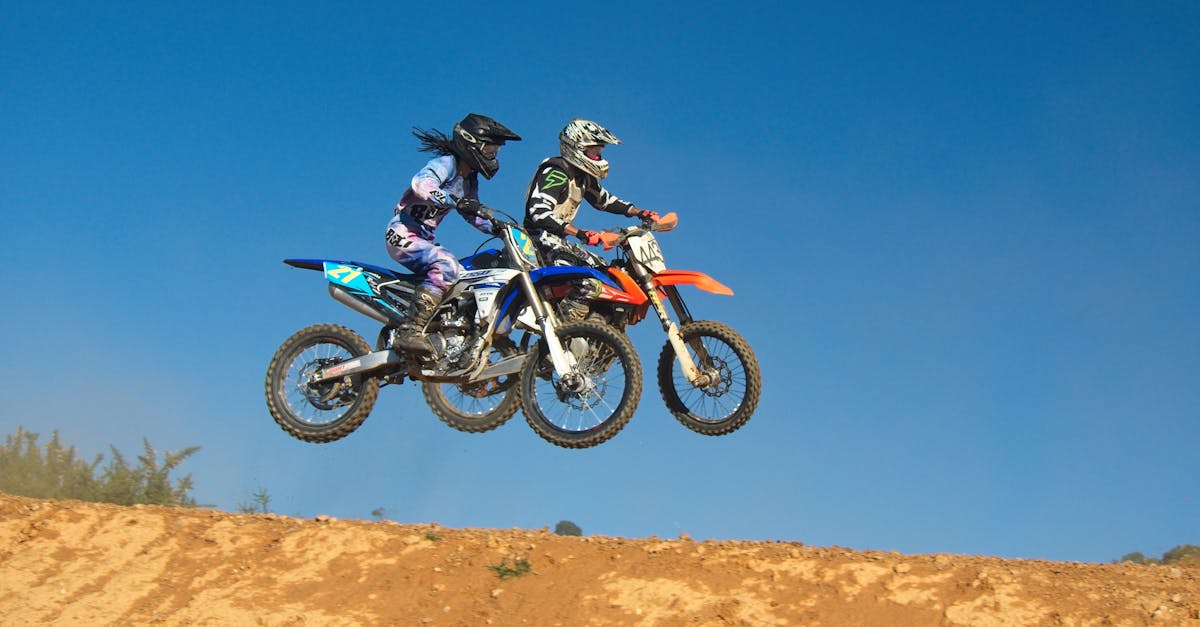 découvrez l'univers passionnant du motocross, un sport de plein air qui allie adrénaline, compétition et aventure. apprenez tout sur les techniques, les compétitions et les meilleures pistes pour piloter votre moto tout-terrain en toute sécurité.