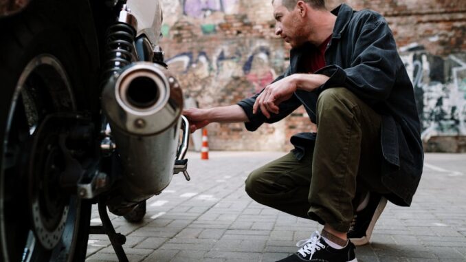 motorcycle inspection découvrez l'importance de l'inspection de votre moto pour garantir sécurité et performance. obtenez des conseils utiles et les étapes essentielles pour une vérification efficace de votre véhicule à deux roues.
