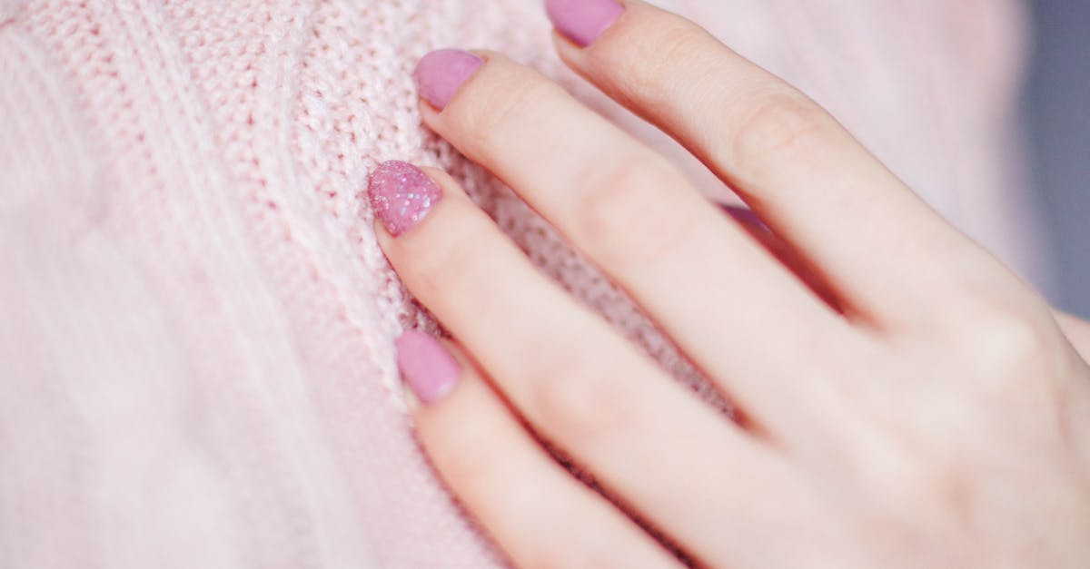 découvrez comment enlever efficacement votre vernis à ongles avec nos astuces et conseils. obtenez des solutions douces et rapides pour des ongles sains et éclatants!