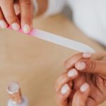découvrez des méthodes simples et efficaces pour le retrait du vernis à ongles. apprenez les astuces pour enlever votre vernis sans abîmer vos ongles et retrouver des ongles sains et brillants.