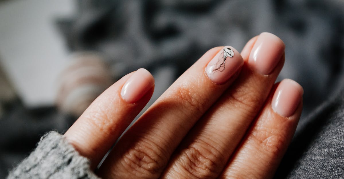 découvrez comment enlever efficacement votre vernis à ongles avec des astuces simples et des produits adaptés. suivez nos conseils pour un retrait en douceur sans abîmer vos ongles.