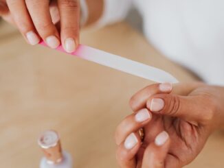 découvrez des méthodes simples et efficaces pour le retrait du vernis à ongles. apprenez les astuces pour enlever votre vernis sans abîmer vos ongles et retrouver des ongles sains et brillants.