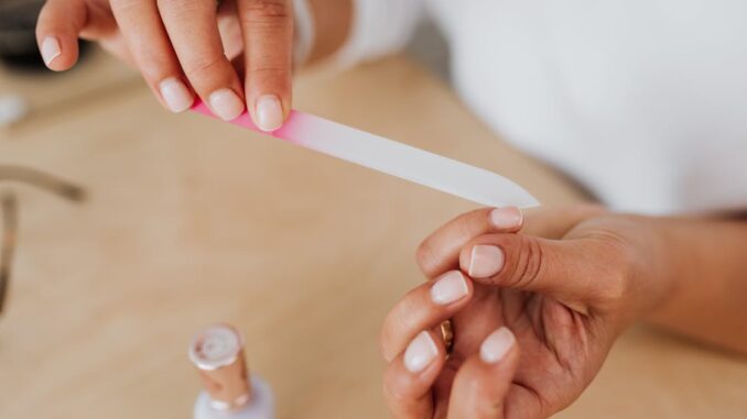 nail polish removal découvrez des méthodes simples et efficaces pour le retrait du vernis à ongles. apprenez les astuces pour enlever votre vernis sans abîmer vos ongles et retrouver des ongles sains et brillants.