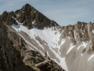 découvrez le processus de naturalisation, les critères d'éligibilité et les étapes à suivre pour devenir citoyen en france. informez-vous sur les droits et devoirs liés à la nationalité française.