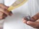 découvrez les causes et les solutions efficaces pour soulager les démangeaisons du cuir chevelu. apprenez à identifier les irritations et à adopter des soins adaptés pour retrouver un cuir chevelu sain et apaisé.