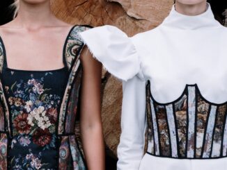 découvrez un style intemporel qui transcende les tendances éphémères. explorez des looks raffinés et élégants, alliant tradition et modernité, pour une allure toujours chic et sophistiquée.