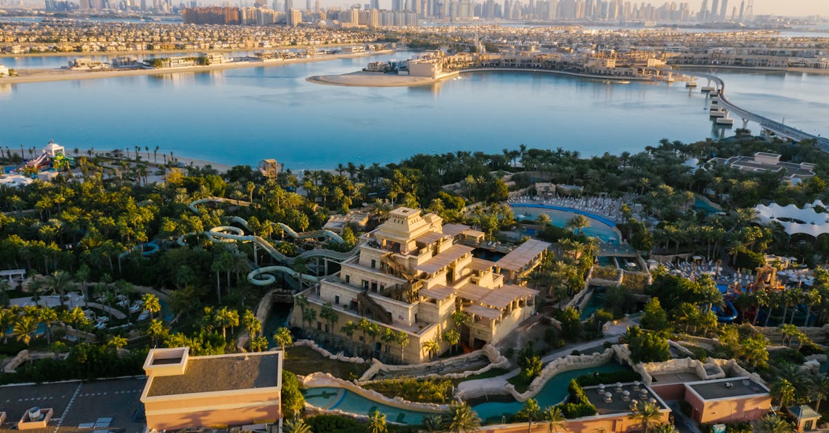 découvrez les merveilles du tourisme aux émirats arabes unis, entre paysages désertiques, gratte-ciels futuristes et plages de rêve. explorez la culture riche, les attractions emblématiques et les expériences inoubliables qui vous attendent dans ce pays fascinant.