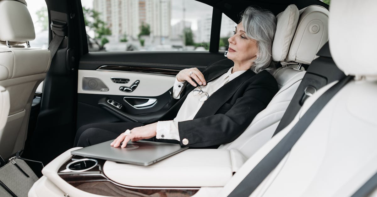 découvrez nos services de chauffeur professionnel pour tous vos déplacements. profitez d'un transport confortable et sécurisé avec des chauffeurs expérimentés et à l'écoute de vos besoins. réservez dès maintenant pour un voyage sans souci.