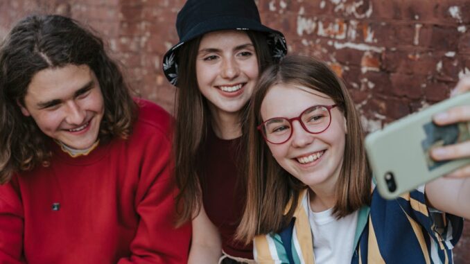 snapchat découvrez snapchat, l'application mobile tendance qui permet d'envoyer des photos et des vidéos éphémères à vos amis. explorez des fonctionnalités innovantes comme les filtres créatifs, les stories quotidiennes et les snap map pour rester connecté et partager vos moments en temps réel.