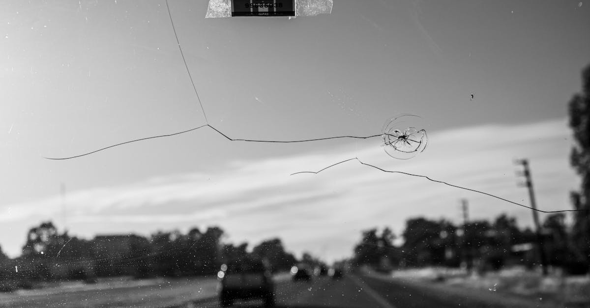 réparation de pare-brise : faites appel à nos experts pour redonner vie à votre vitre endommagée. service rapide, efficace et garanti. protégez votre sécurité sur la route avec nos solutions de qualité.